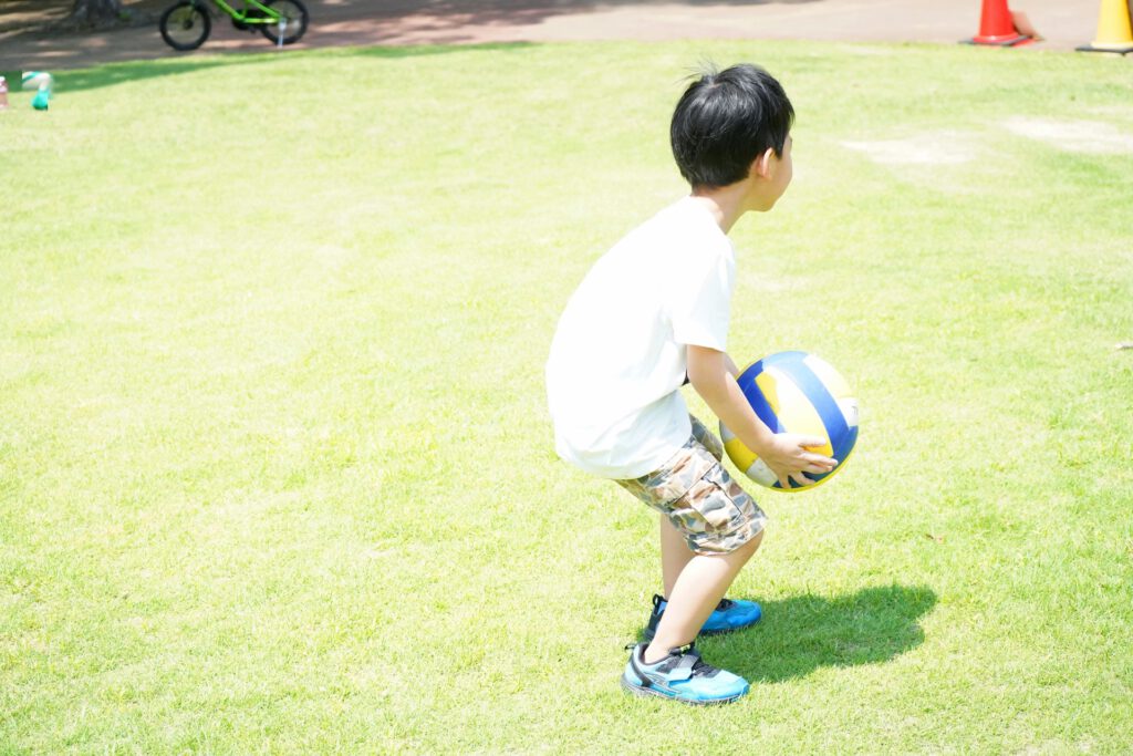 ボールで遊ぶ男の子