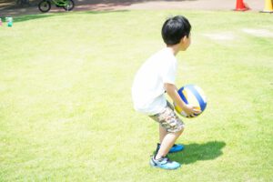 ボールで遊ぶ男の子